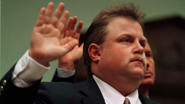 Der echte Richard Jewell schwört 1997 vor Gericht, die Wahrheit zu sagen. Der echte Richard Jewell schwört 1997 vor Gericht, die Wahrheit zu sagen.