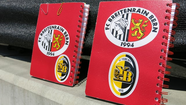 Hefte mit Sticker von YB und dem FC Breitenrain Hefte mit Sticker von YB und dem FC Breitenrain