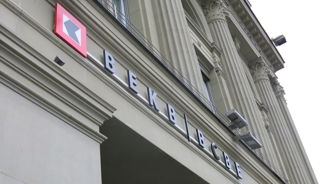 Blick an die Fassade der Kantonalbank. Blick an die Fassade der Kantonalbank.