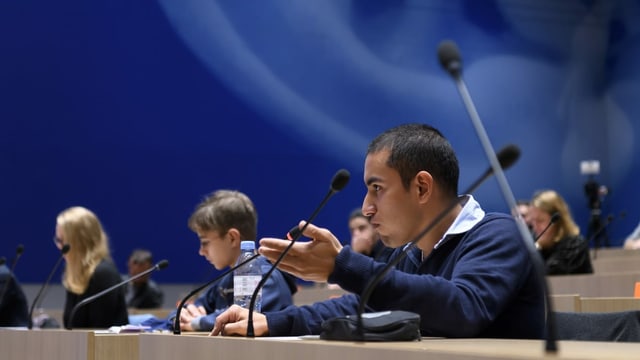 Jugendliche in einem Saal. Jugendliche in einem Saal.