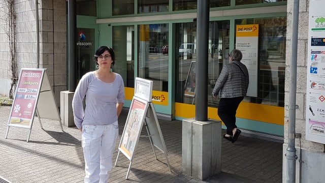 Frau Moser vor der Post in ihrer Gemeinde Frau Moser vor der Post in ihrer Gemeinde
