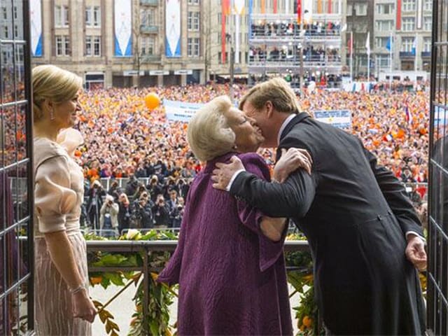 König Willem-Alexander bedankt sich bei seiner Mutter Prinzessin Beatrix König Willem-Alexander bedankt sich bei seiner Mutter Prinzessin Beatrix