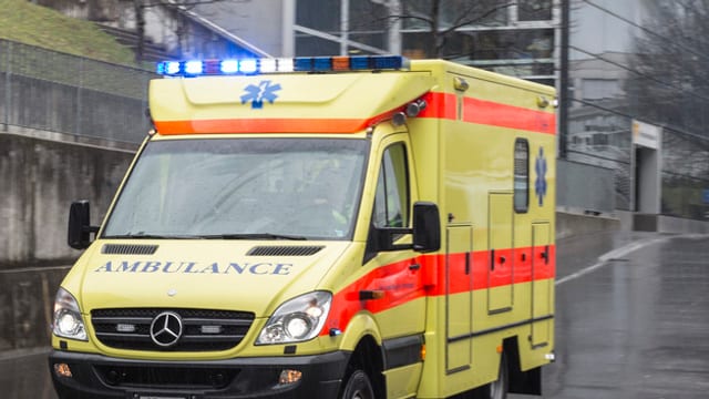 Ambulanz mit Blaulicht Ambulanz mit Blaulicht