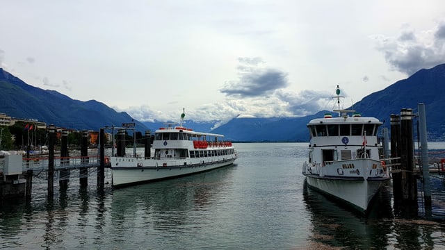 Schiffssteg in Locarno. Darüber dicke Wolken. Schiffssteg in Locarno. Darüber dicke Wolken.