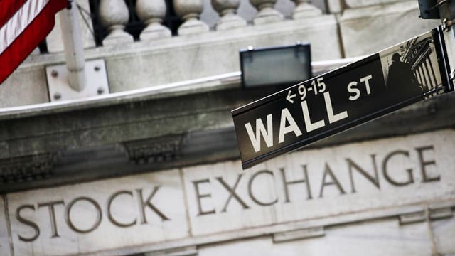 Strassenschild der Wall Street in New York Strassenschild der Wall Street in New York