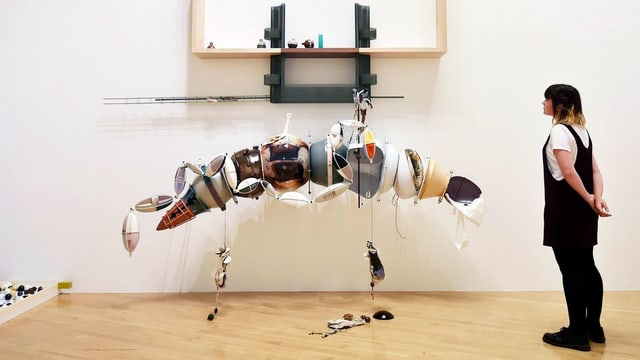 Frau steht vor Kunstinstallationa Frau steht vor Kunstinstallationa