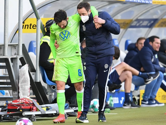 Renato Steffen humpelt vom Platz Renato Steffen humpelt vom Platz