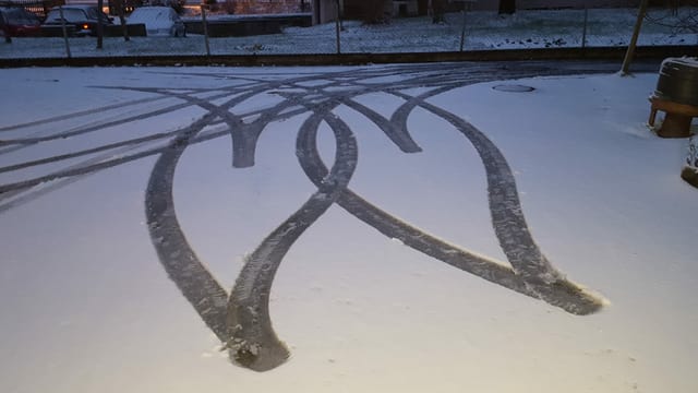Reifenspuren im Schnee. Reifenspuren im Schnee.