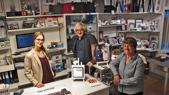 An der Theke seines Ladens. Peter Hunziker mit seiner Frau Margrith und Mitarbeiterin Cathy Frick. An der Theke seines Ladens. Peter Hunziker mit seiner Frau Margrith und Mitarbeiterin Cathy Frick.