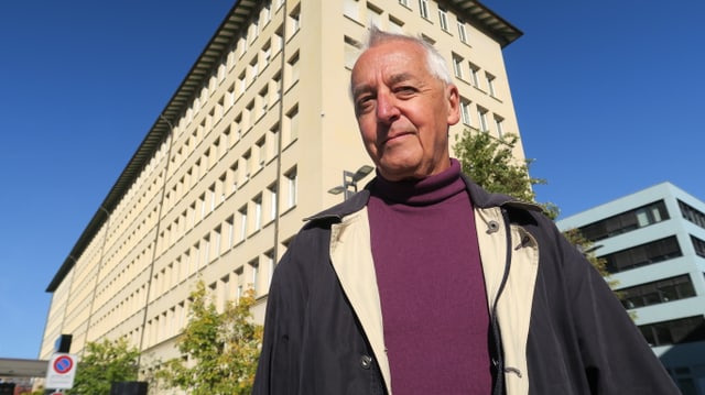 Heinz Horat vor dem ehemaligen Hauptgebäude von Landis & Gyr in Zug. Heinz Horat vor dem ehemaligen Hauptgebäude von Landis & Gyr in Zug.