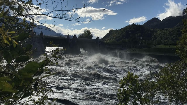 Wild tobender Rhein unter blauem Himmel mit Schönwetterwolken. Wild tobender Rhein unter blauem Himmel mit Schönwetterwolken.