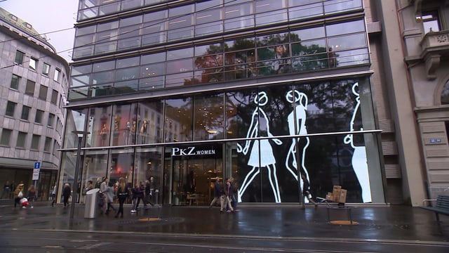 PKZ-Gebäude von aussen, mit Glasfassade. PKZ-Gebäude von aussen, mit Glasfassade.