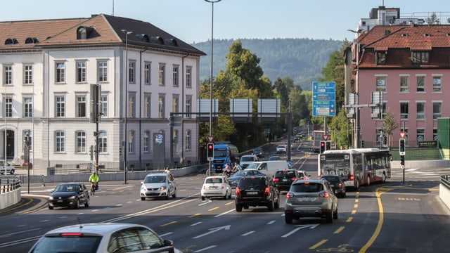 Strasse mit vielen Autos. Strasse mit vielen Autos.