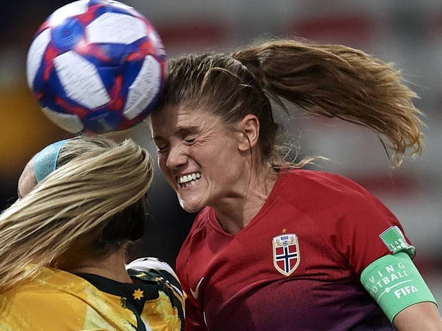 Norwegens Captain Maren Mjelde in einem Kopfballduell Norwegens Captain Maren Mjelde in einem Kopfballduell