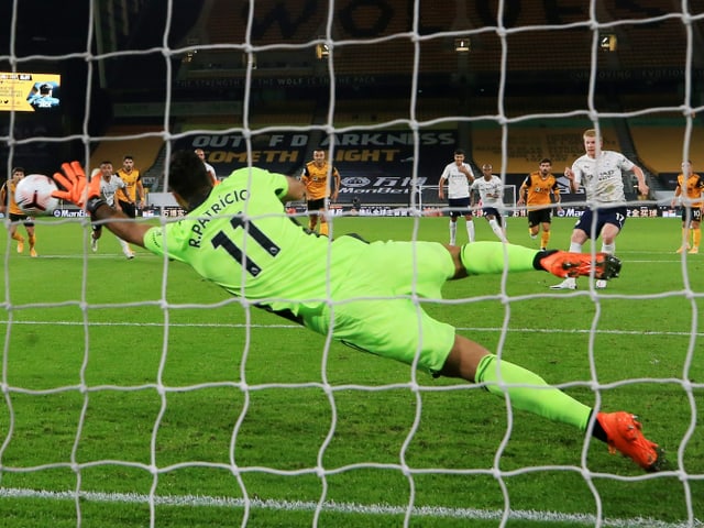 Rui Patricio kann den Elfmeter von Kevin De Bruyne nicht parieren. Rui Patricio kann den Elfmeter von Kevin De Bruyne nicht parieren.