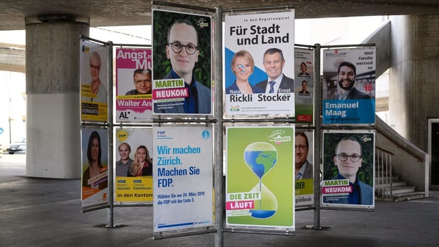 Verschiedene Wahlplakate. Verschiedene Wahlplakate.