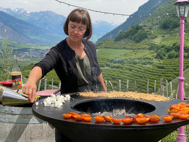 Frau kocht draussen Frau kocht draussen