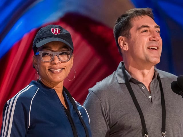 Angela Bassett mit Baseballmütze und Javier Bardem Angela Bassett mit Baseballmütze und Javier Bardem