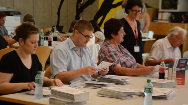 Abstimmungs-Ausschuss an der Arbeit. Abstimmungs-Ausschuss an der Arbeit.