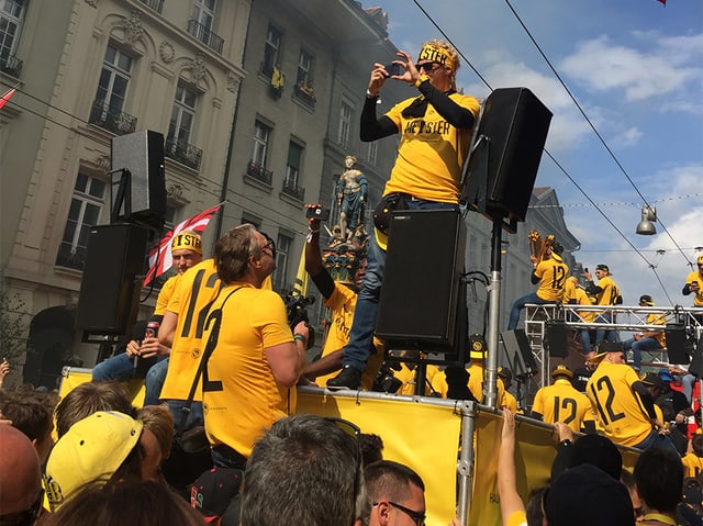 Fussballspieler in Gelb-Schwarz auf einem Umzugswagen. Fussballspieler in Gelb-Schwarz auf einem Umzugswagen.