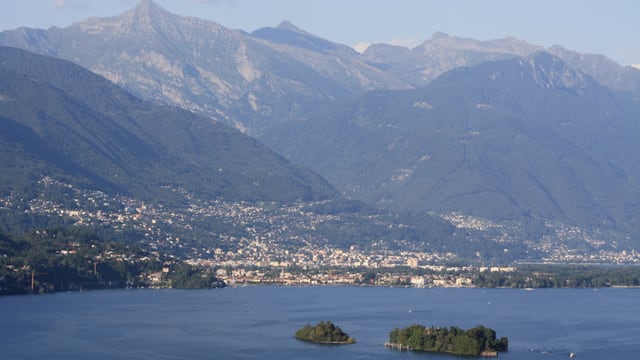 Blick über das Maggiadelta nach Locarno. Blick über das Maggiadelta nach Locarno.