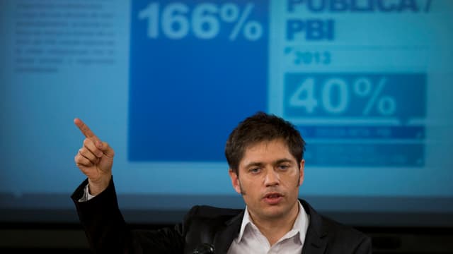 Ein Mann redet und hebt den rechten Arm. Ein Mann redet und hebt den rechten Arm.
