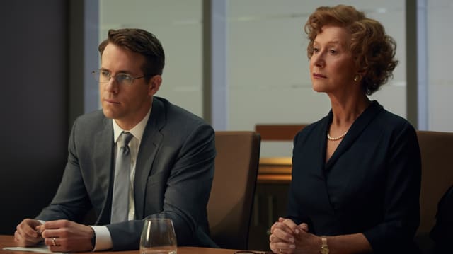 Helen Mirren und Ryan Reynolds sitzen an einem Tisch. Helen Mirren und Ryan Reynolds sitzen an einem Tisch.