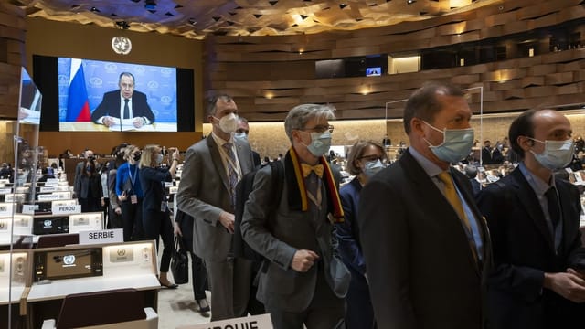 Dutzende verlassen den Saal des Menschenrechtsrats in Genf.