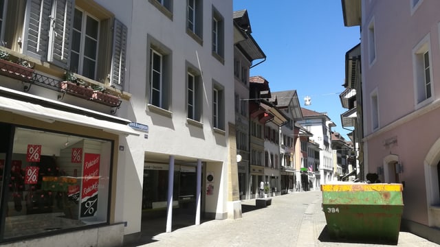 Altstadtgasse mit Häuser und Geschäften. Container auf Strasse. Altstadtgasse mit Häuser und Geschäften. Container auf Strasse.