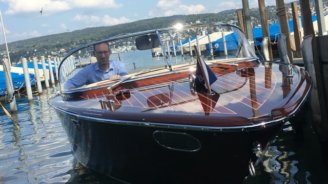 Ein Boesch 710 mit Elektroantrieb, Firmeninhaber Markus Boesch am Steuer Ein Boesch 710 mit Elektroantrieb, Firmeninhaber Markus Boesch am Steuer