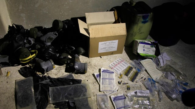 Gasmasken und chemische Utensilien liegen in einem Lager in einem Vorort von Damaskus. Gasmasken und chemische Utensilien liegen in einem Lager in einem Vorort von Damaskus.