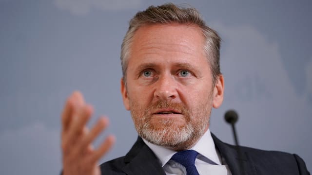 Mann vor dem Mikrofon. Mann vor dem Mikrofon.