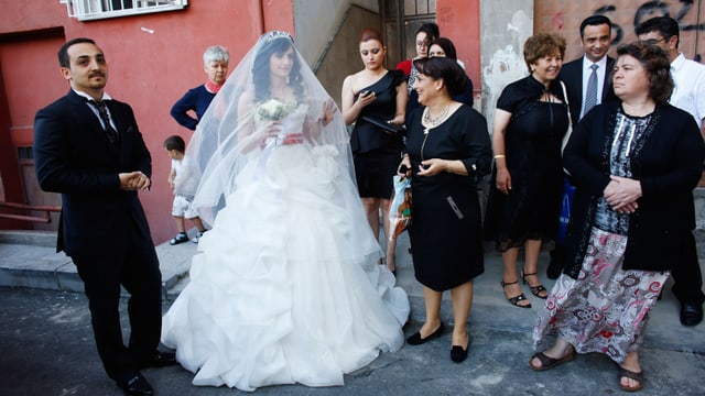Eine Hochzeitsgesellschaft in Istanbul.
