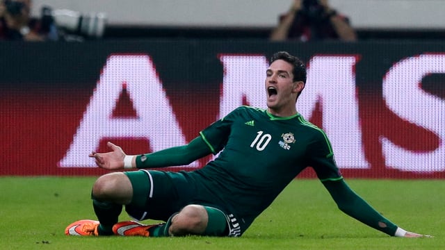 Kyle Lafferty jubelt kniend auf dem Rasen ausgelassen. Kyle Lafferty jubelt kniend auf dem Rasen ausgelassen.