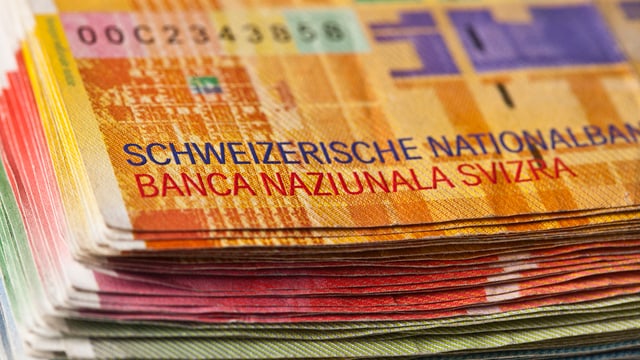 Banknoten auf einem Stapel mit Schriftzug Schweizerische Nationalbank Banknoten auf einem Stapel mit Schriftzug Schweizerische Nationalbank