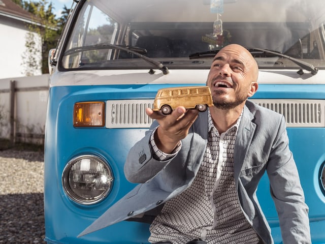 Dodo vor seinem Bus Dodo vor seinem Bus