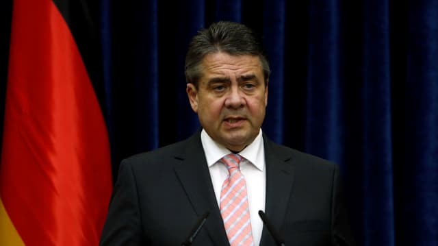 Sigmar Gabriel an einem rednerpult vor einer Deutschland-Fahne Sigmar Gabriel an einem rednerpult vor einer Deutschland-Fahne