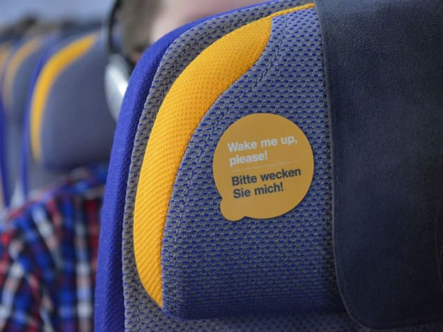 Sticker am Sitz: Bitte wecken Sie mich!