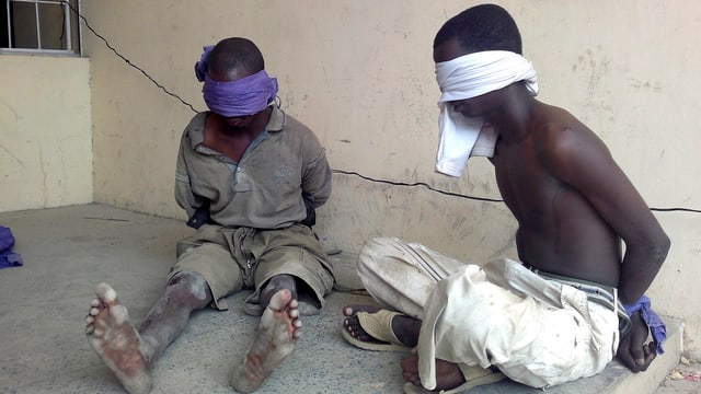 Zwei mutmassliche gefangene Boko Haram Mitgleideder Zwei mutmassliche gefangene Boko Haram Mitgleideder