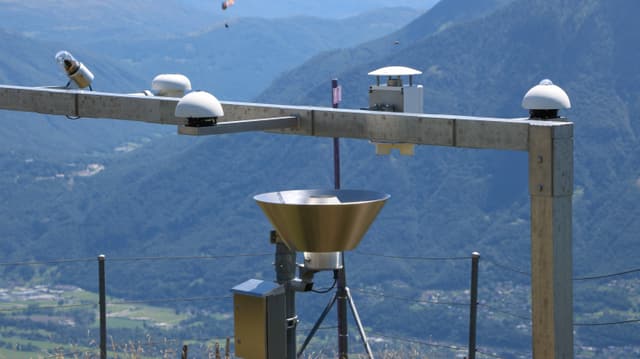 Blick auf die automatische Wetterstation des staatlichen Wetterdienstes. Blick auf die automatische Wetterstation des staatlichen Wetterdienstes.