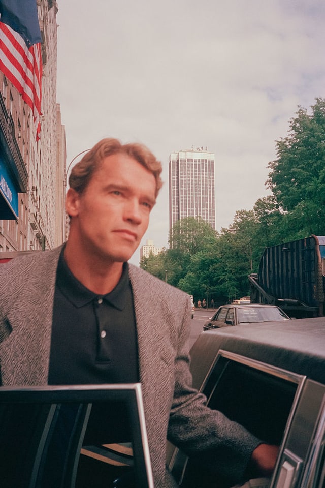 Arnold verlässt Bürogebäude an der Wallstreet Arnold verlässt Bürogebäude an der Wallstreet