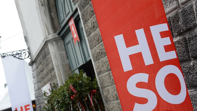 Eingang zur Herbstmesse Solothurn Heso bei der Rythalle, davor ein rot-weisses Banner. Eingang zur Herbstmesse Solothurn Heso bei der Rythalle, davor ein rot-weisses Banner.