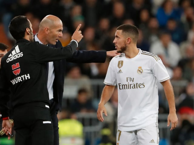 Eden Hazard erhält Instruktionen von Zinédine Zidane