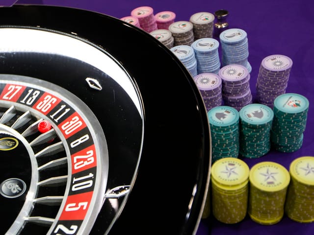 Roulette-Tisch mit Chips.