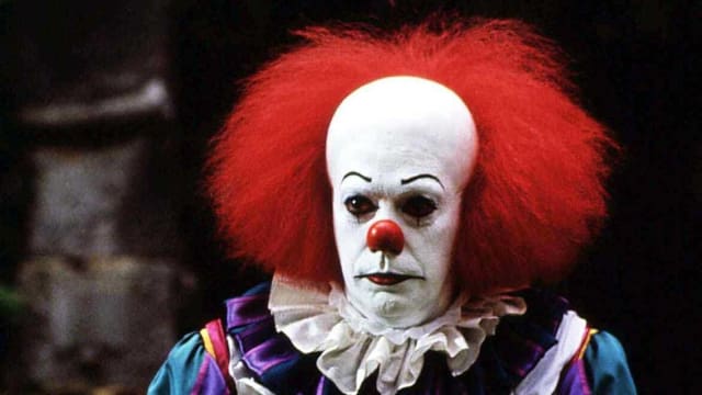 Tim Curry als Pennywise im Fernseh-Zweiteiler «It» aus dem Jahr 1990. Tim Curry als Pennywise im Fernseh-Zweiteiler «It» aus dem Jahr 1990.