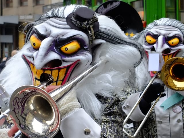 Gugge mit grimmiger Larve