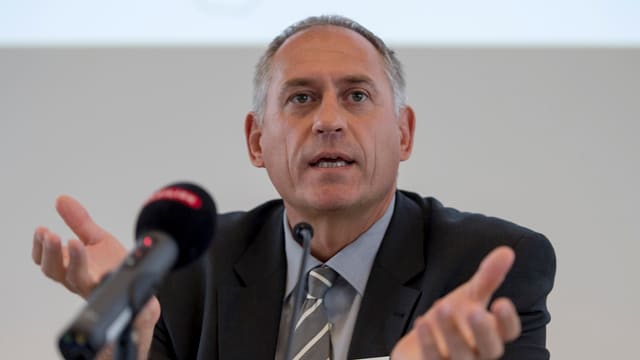 Hanspeter Wessels, im Vordergrund ein Mikrofon Hanspeter Wessels, im Vordergrund ein Mikrofon