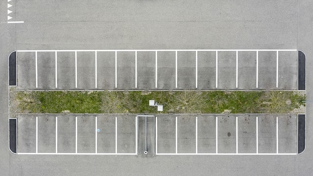Leere Parkplätze von oben fotografiert. Leere Parkplätze von oben fotografiert.