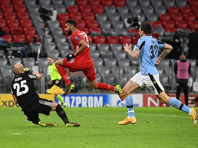 Eric Maxim Choupo-Moting am Ball. Eric Maxim Choupo-Moting am Ball.