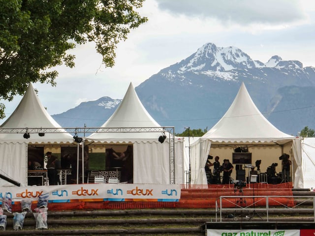 Zwei Zelte stehen neben der Arena.